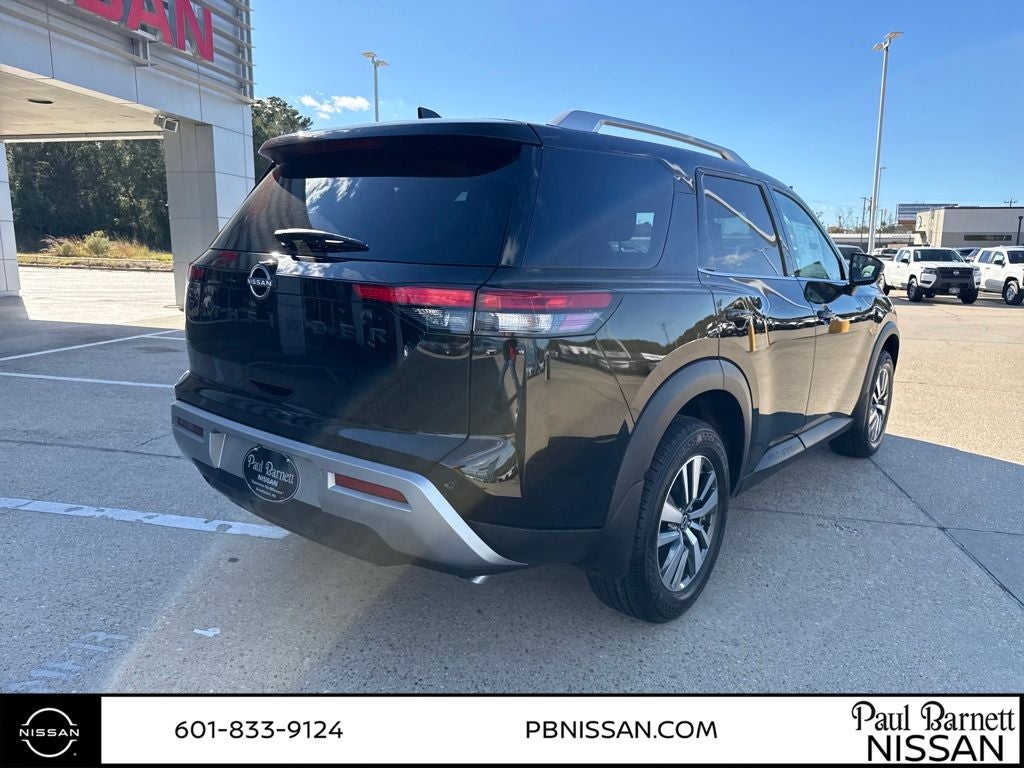 2025 Nissan Pathfinder SL