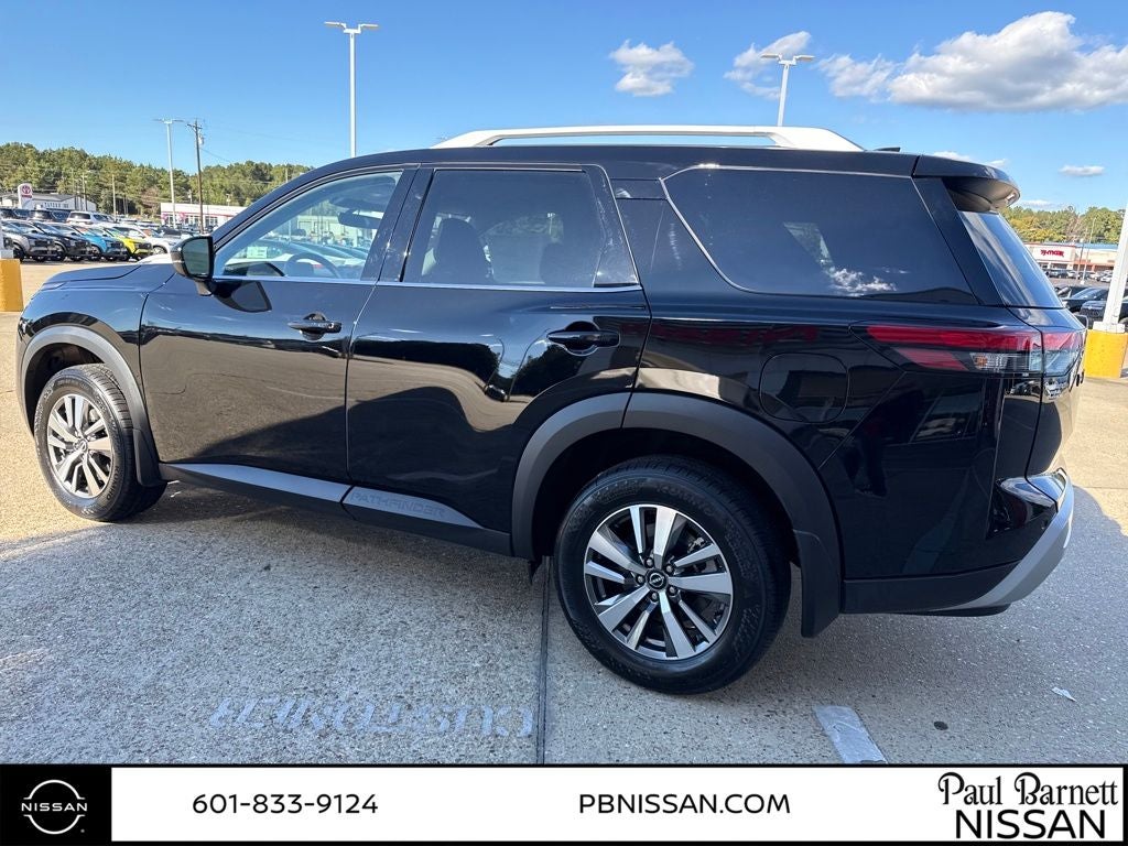 2025 Nissan Pathfinder SL