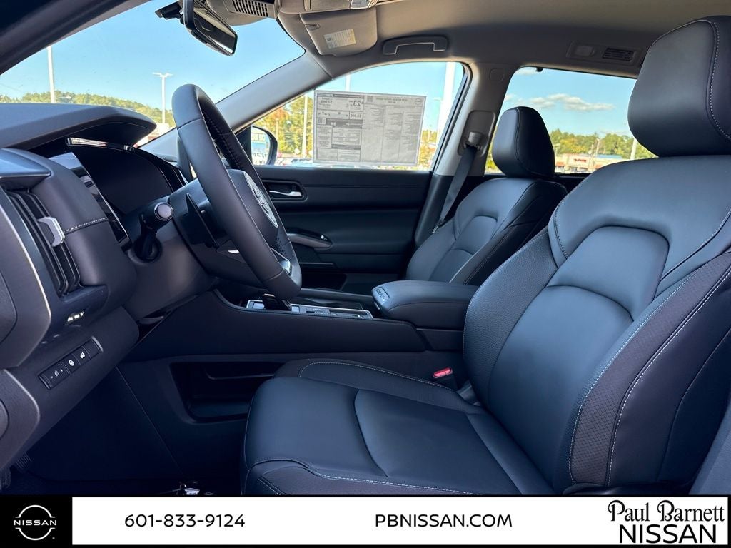 2025 Nissan Pathfinder SL
